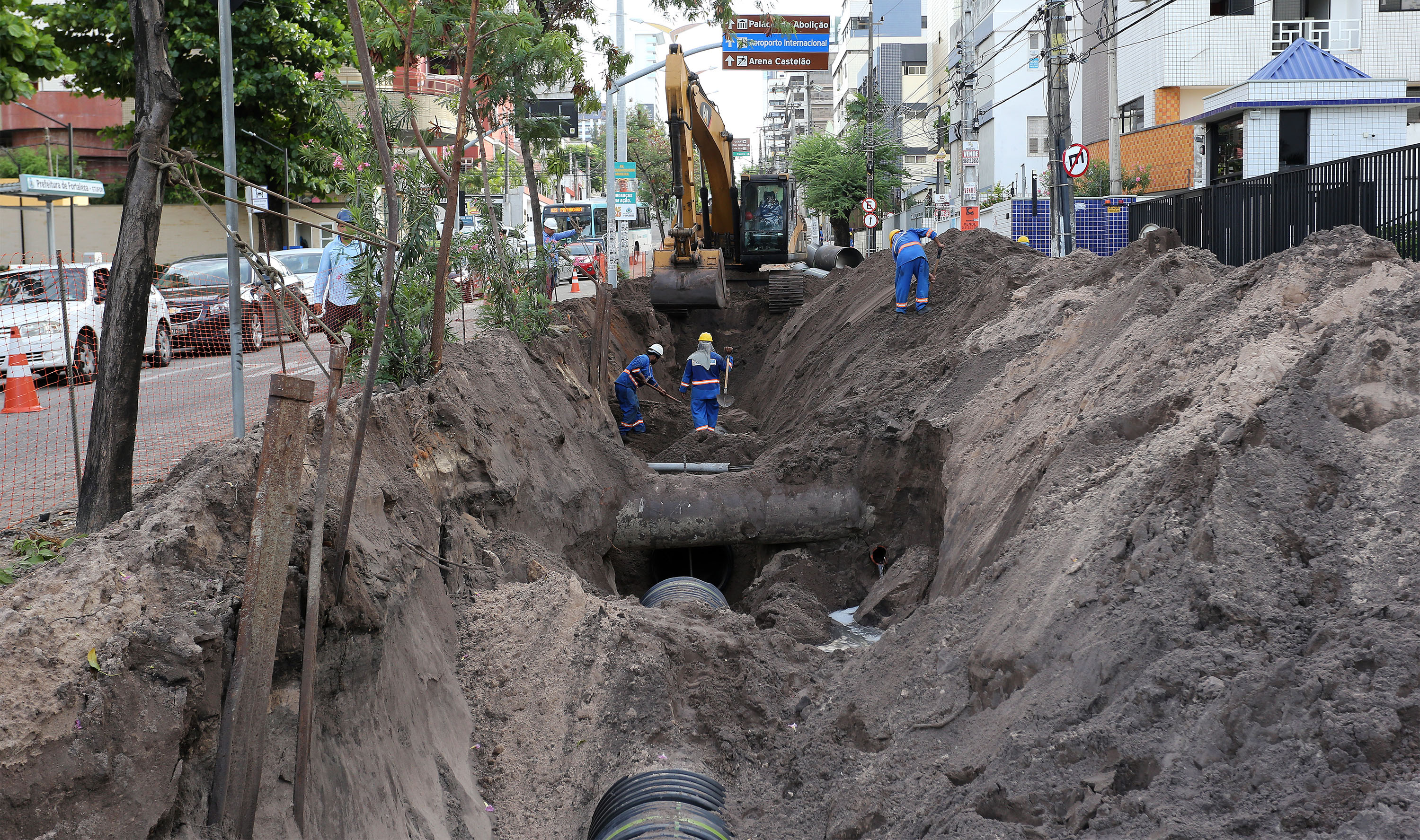 operários trabalhando numa obra de drenagem 